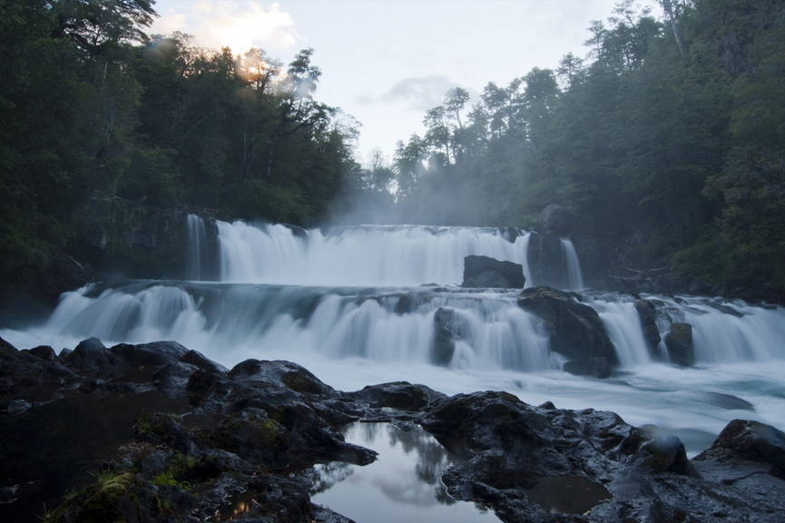 Salto de la Leona en el rio Fuy, Huilo Huilo. Victor Mira