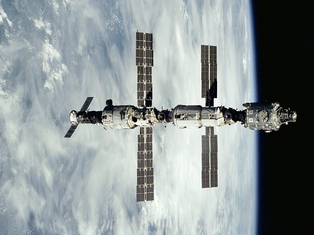 ISS orbitando la Tierra