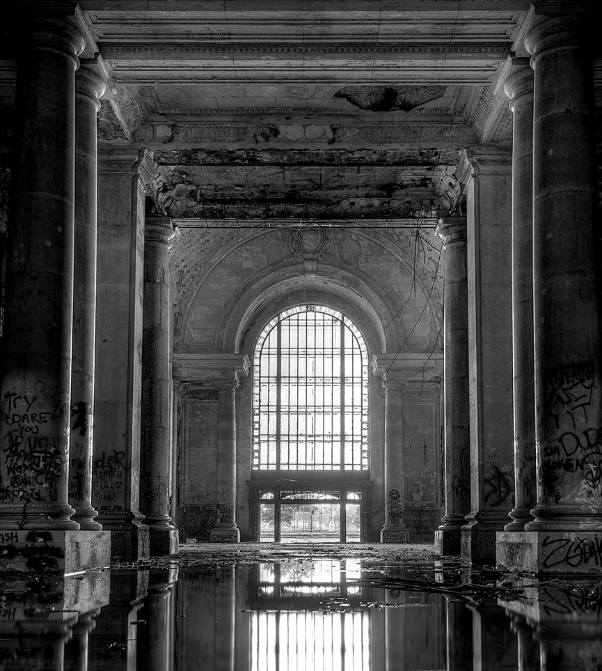 La lluvia se cuela en el interior de la Estación Central de Michigan. Shane Gorski