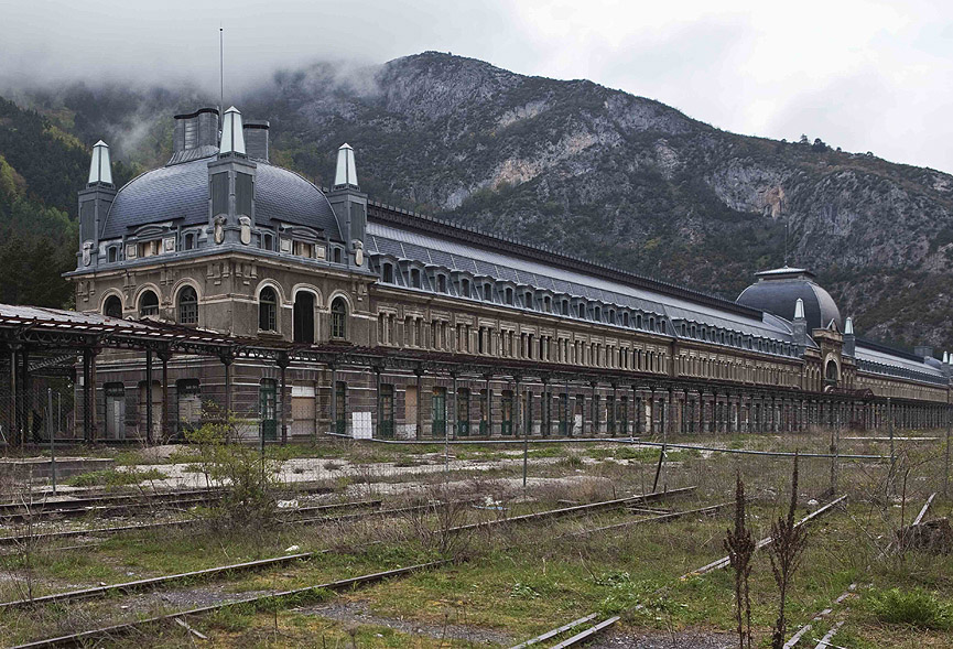 La naturaleza se apodera de las vías en la Estación de Canfranc. Agour Agour