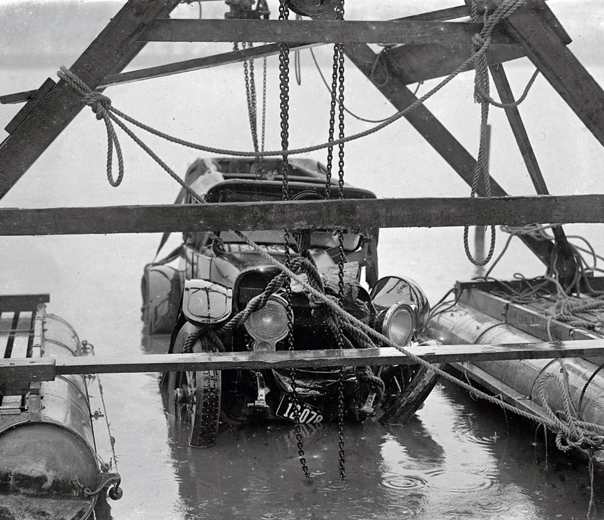 Sacando el coche de Mc Lennan del agua, 1923. Shorpy