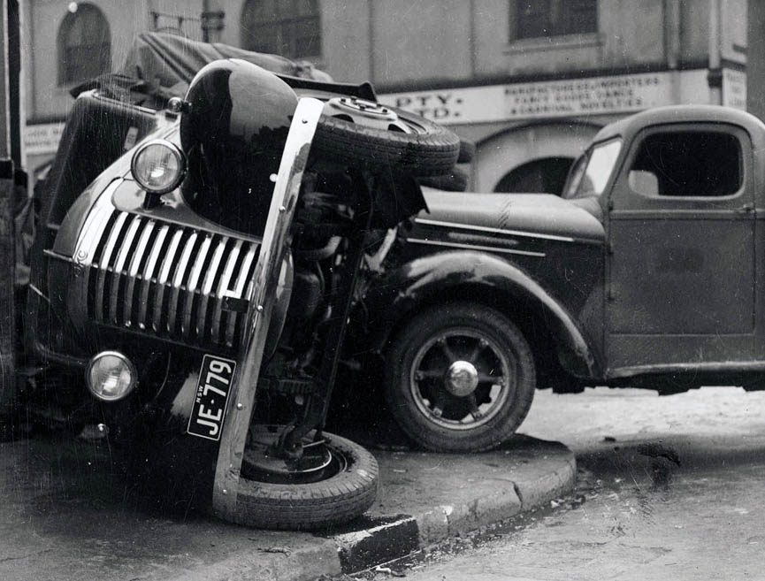 Accidente con dos camiones en la esquina de las calles Balfour y Meagher, Chippendale 1940. HHT