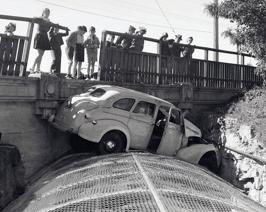 El coche cae desde el puente a la cubierta del canal de aguas pluviales, 1940. HHT