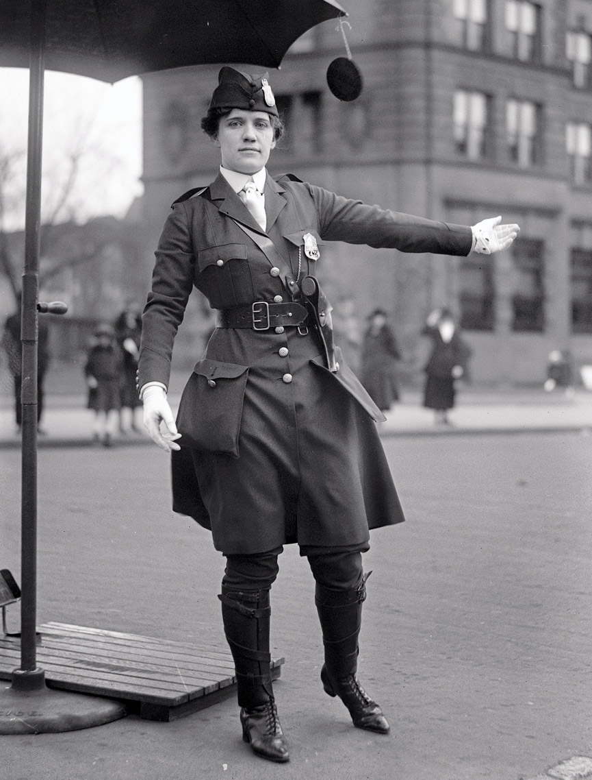Leola N. King primera policía de tráfico en Washington, 1918. Shorpy