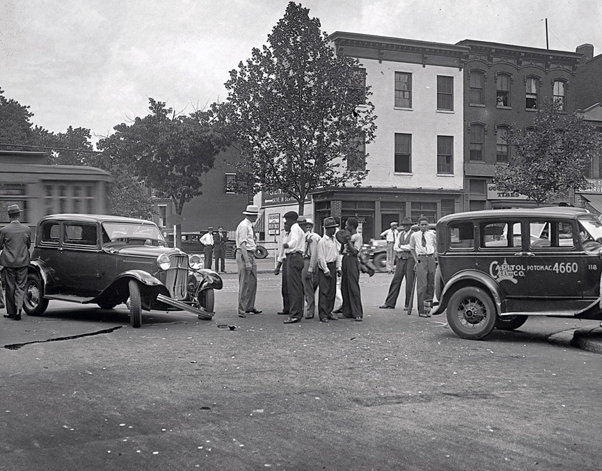 Accidente entre 2 autos en Washington, 1932. Shorpy