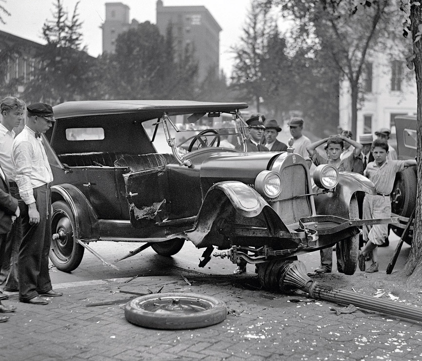 Se empotra contra una farola y la tumba al suelo, sin testigos del accidente. Washington, 1926. Shorpy