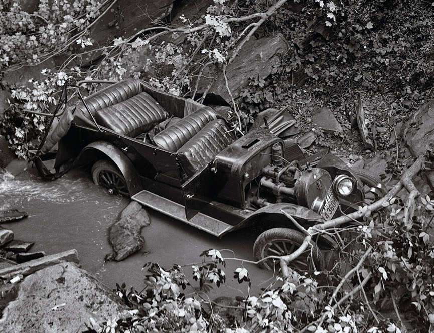 El coche se estrelló contra un muro y cayo por el puente en Virginia, 1923. Shorpy