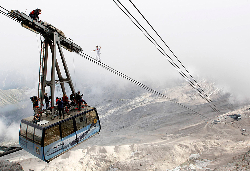 Freddy Nock sobre el cable del teleférico de la montaña Zugspitze. Michaela Rehle. Reuters
