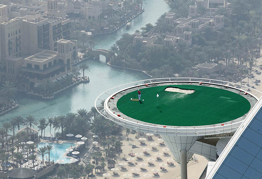 Rory McIlroy realiza un golpe espectacular en el helipuerto del hotel Burj Al Arab en Dubai. David Cannon, Getty Images
