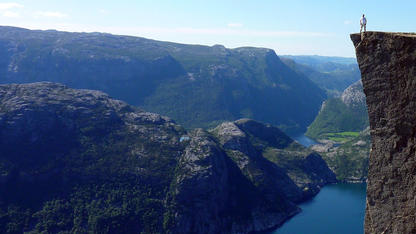 En el borde de Pulpit Rock. Richard Larssen