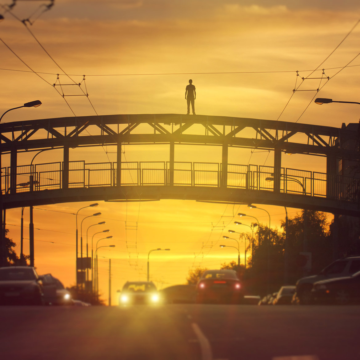 Aprendiz de superheroe, sobre un puente de Bratislava, en Eslovaquia. Dominik Kvarda