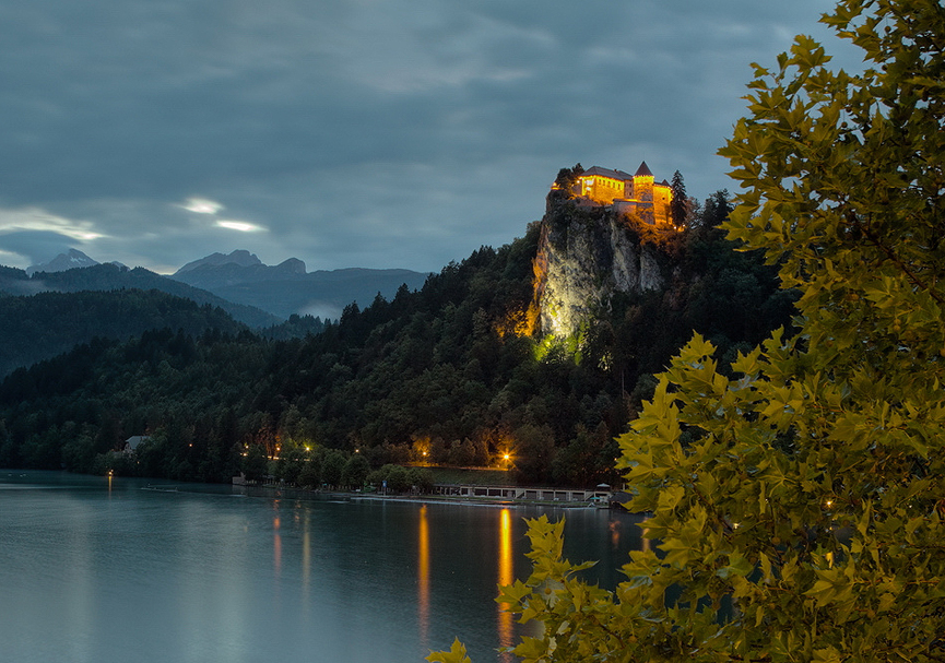 La espectacular iluminación de Bled Castle en Eslovenia. Andy