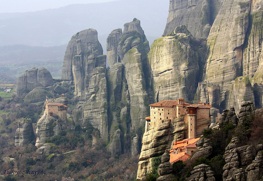Monasterio Rousanou y al fondo el Monasterio de San Nicolás Anapafsas. Meteora, Grecia. Giorgos Ntachris