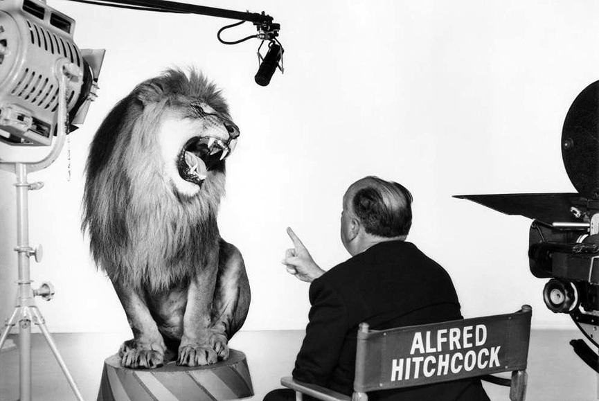 Alfred Hitchcock y el león de la Metro Goldwyn Meyer, en 1959. John Kobal Foundation