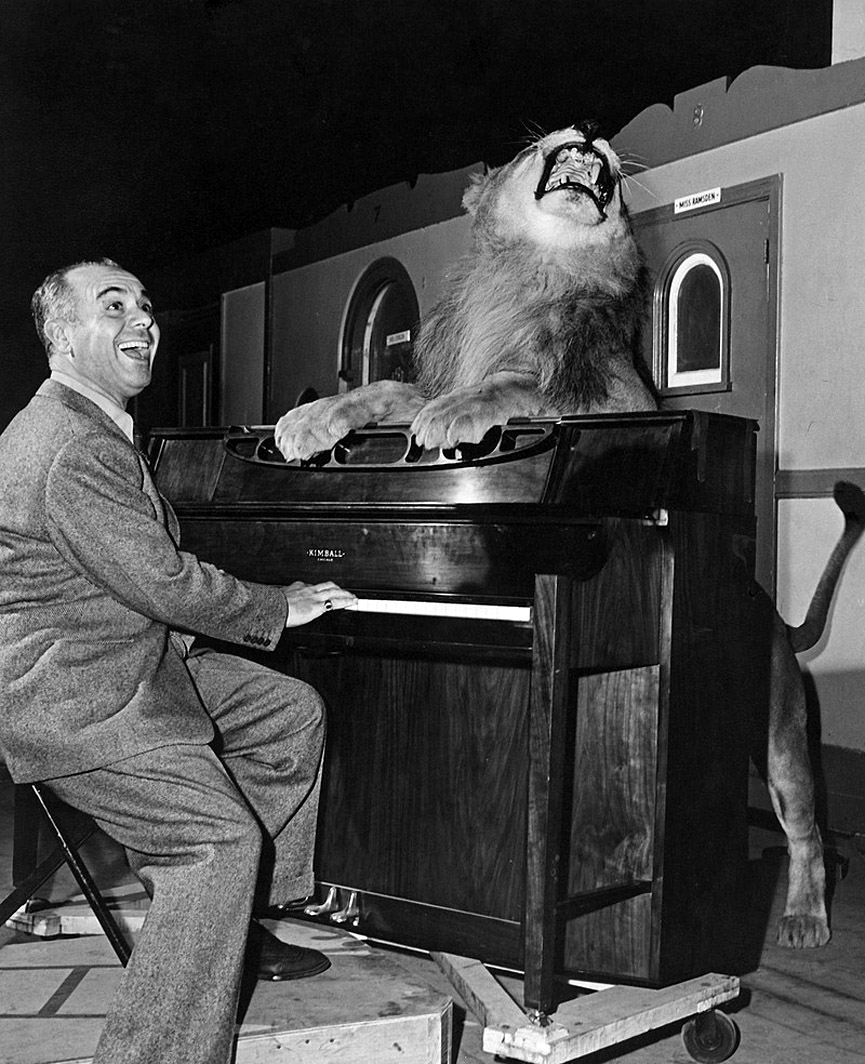 José Iturbi tocando el piano junto al león de la MGM. Fundación Jose Iturbi