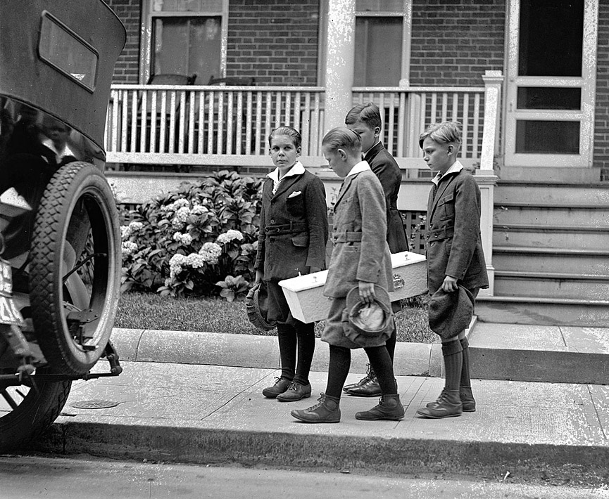 Funeral por la muerte de la mascota. Washington, 1922. Biblioteca del Congreso