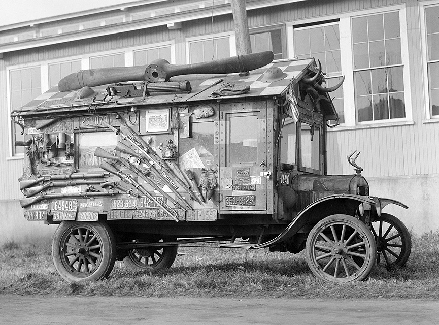 Una peculiar vivienda aparcada en la feria de Brockton, en 1928. Boston Public Library