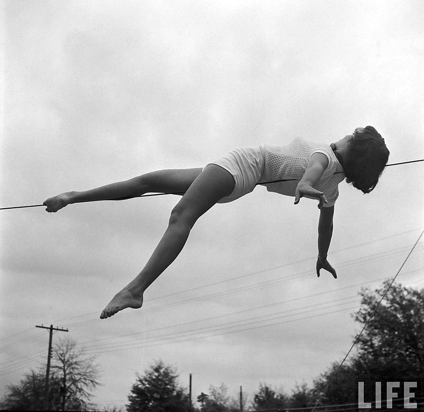 Acróbata del Circus Girl de la Universidad de Florida, 1952. Life