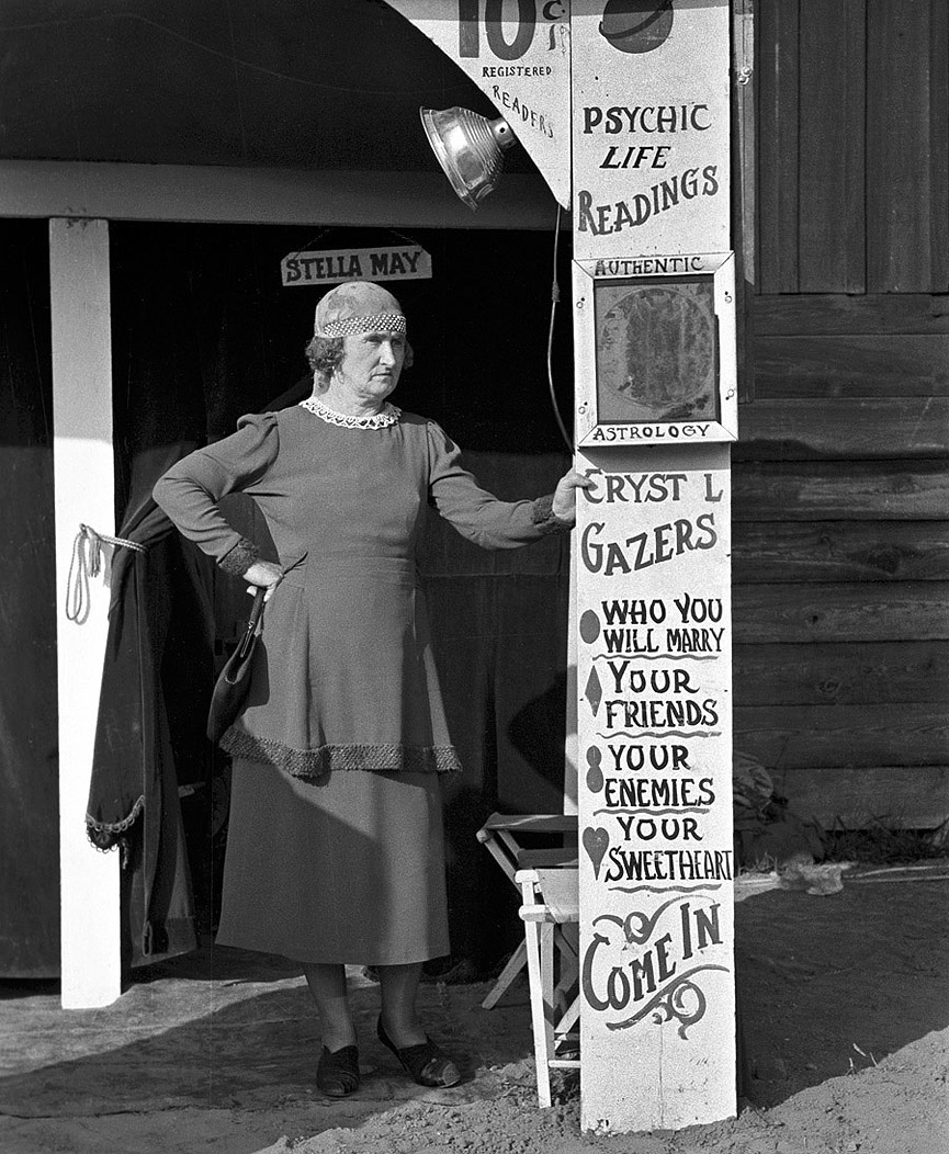Fortune Teller en la Feria Estatal de Donaldsonville en Louisiana, 1938. Librería del Congreso