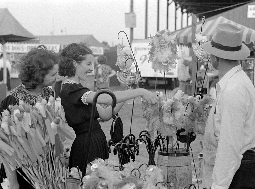 Comprando baratijas en la feria de Donaldsonville, Louisiana, en 1938. Librería del Congreso