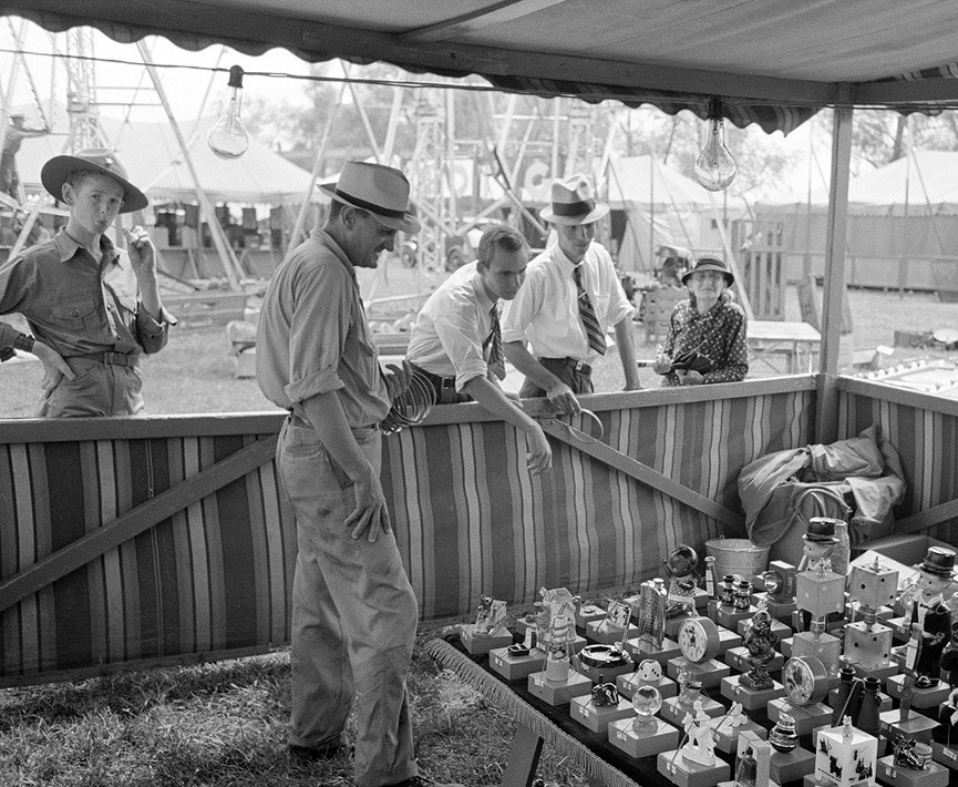 Una barraca en la feria estatal de Donaldsonville en Louisiana, 1938. Librería del Congreso