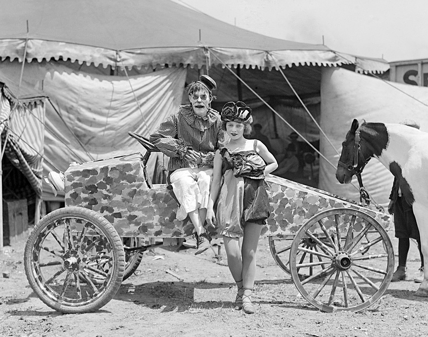 Payaso y acrobata de un circo. Boston, 1925. Boston Public Library