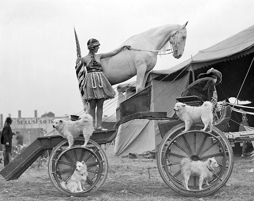 Singular actuación de acrobacia. Boston, 1922. Boston Public Library
