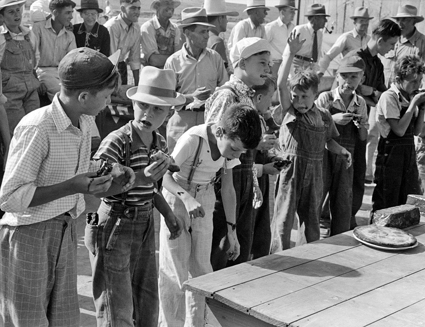 Final del concurso de comer pasteles en la feria de Cimarron en Kansas, 1939. Libreria del Congreso