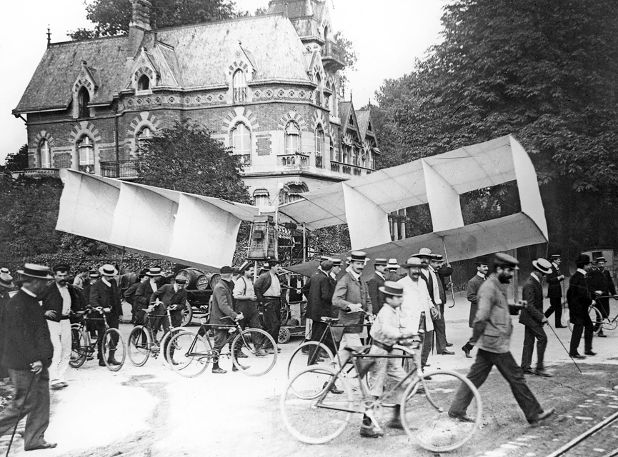 Alberto Santos-Dumont con su avión 14-Bis. Paris, 1906. Acepilots