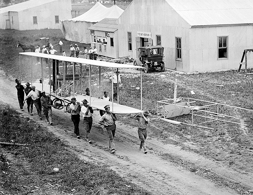 Aeroplano de los hermanos Wright tras un accidente. Campo de aviación College Park, 1911. Librería del Congreso