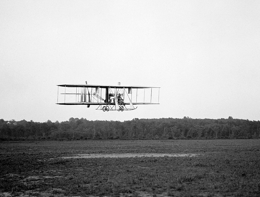 Aeroplano Type B de los hermanos Wright en el campo de aviación College Park, 1912. Librería del Congreso