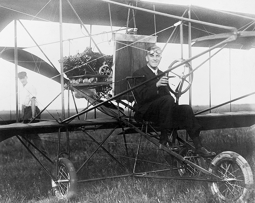 Glenn Hammond Curtiss sentado en su aeroplano, en 1911. Librería del Congreso