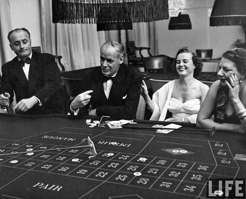 El asesor civil de la Fuerza Aérea de EE.UU jugando a la ruleta. Marrakech, 1952. Dmitri Kessel