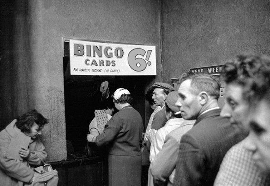 Cola de jugadores de bingo. Burnt Oak, 1961. Harry Benson, Getty Images