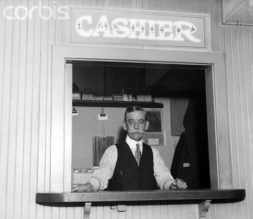 Jim Patrick, un jugador empedernido, trabajando de cajero en el casino Bank Club de Reno. Nevada, 1931. Bettmann, Corbis