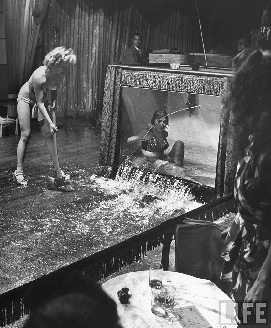 Evangeline Sylvas rompe furiosa el tanque de agua utilizado por Divena, Casino Royale Club. New Orleans, 1949. John Dominis, Life