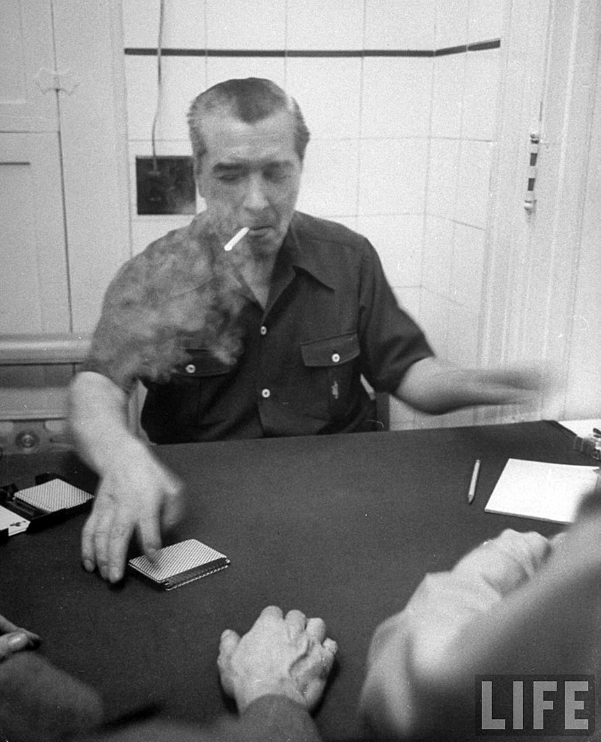 El mafioso Joe Adonis preparando una baraja de poker. New York, 1951. Michael Rougier, Life