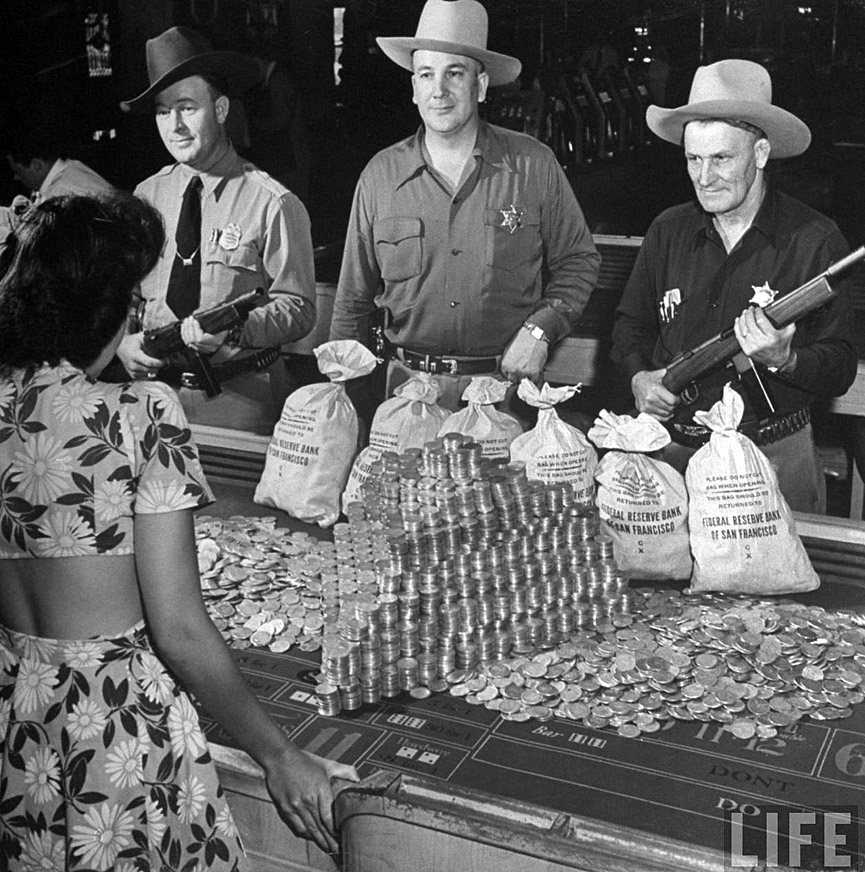 500.000 dólares en monedas de plata, custodiadas por la policia. Las Vegas, 1943. John Florea, Life