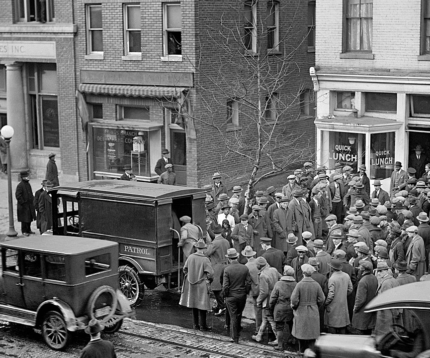 Redada de la policía en una sala de juego clandestina. Washington, 1925. Librería del Congreso