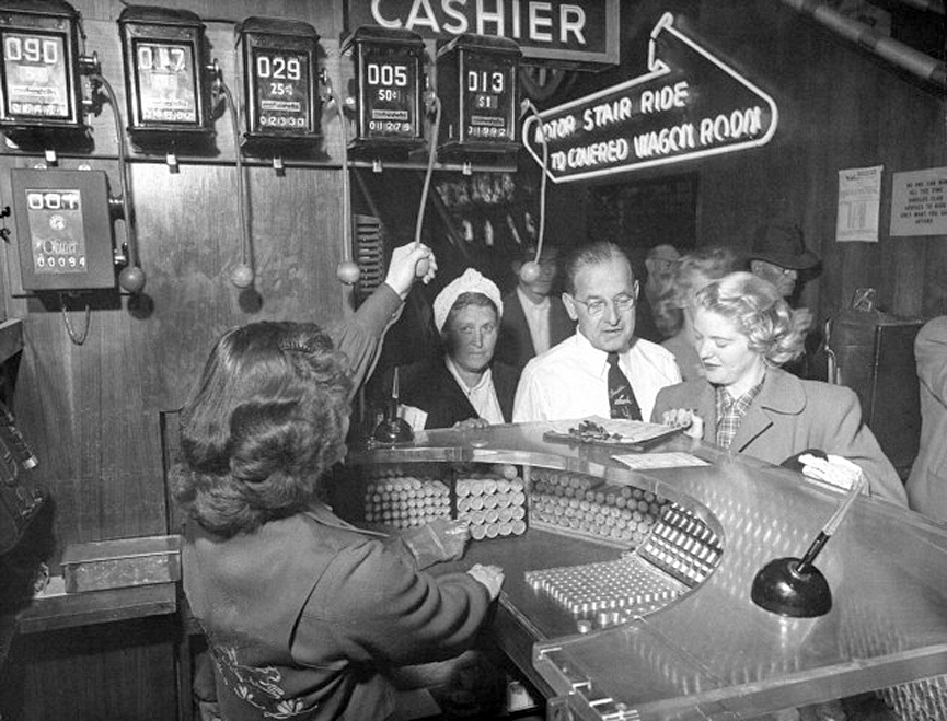 La cajera de una sala de juegos, en 1950. J.R. Eyerman, Getty Images