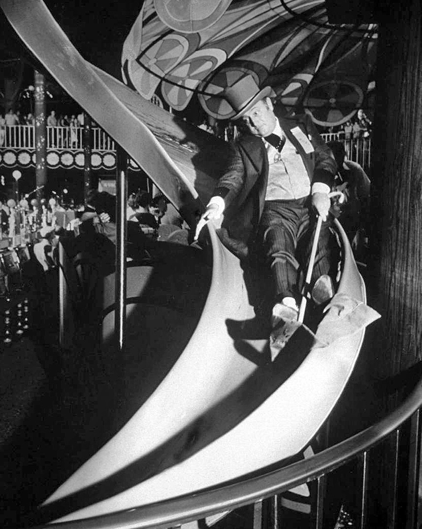 Jay Sarno deslizandose por un tobogan, en la inauguración del hotel casino Circus Circus. Las Vegas, 1968. Ralph Crane, Life