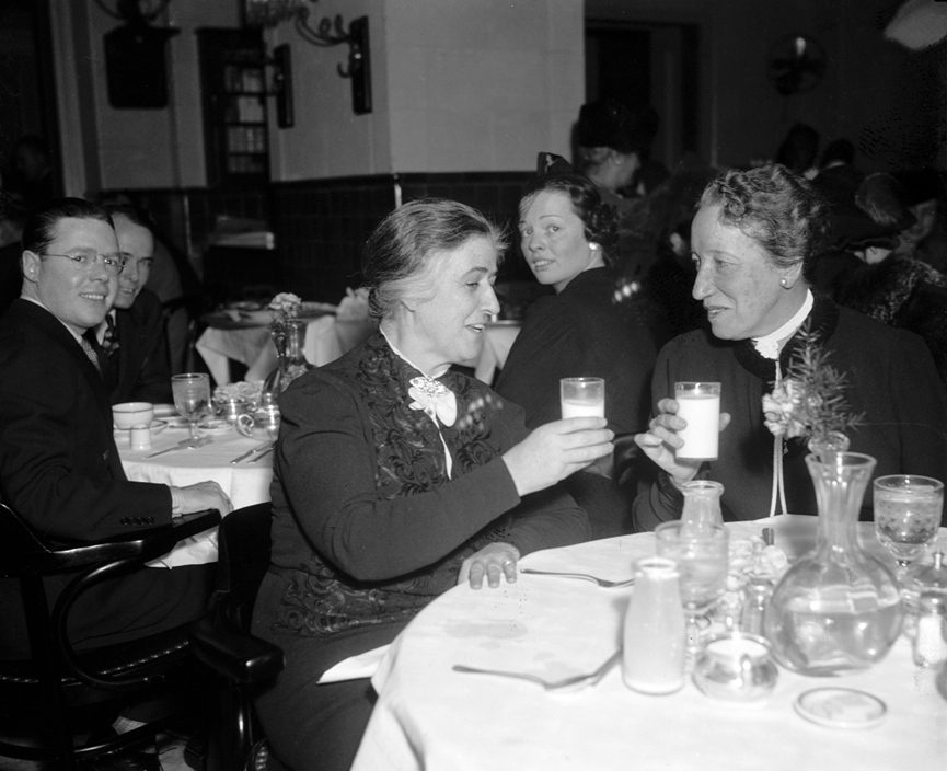 Brindis de leche, 1937. Biblioteca del Congreso