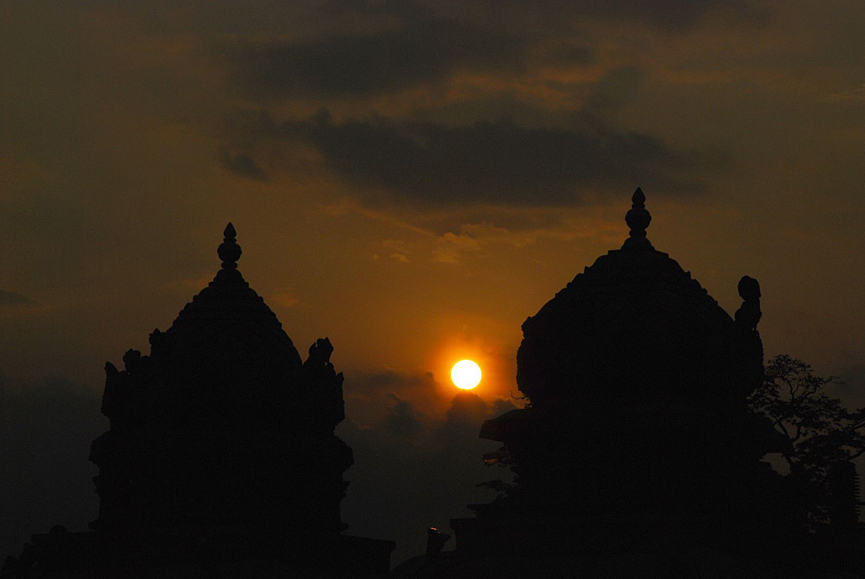 Puesta de sol desde las cuevas Batu. Nadi