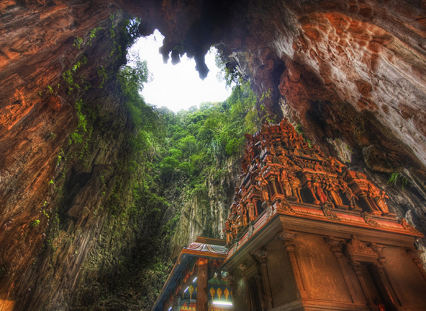 En las profundidades de la montaña se encuentra este santuario, uno de los templos en Batu. Trey Ratcliff