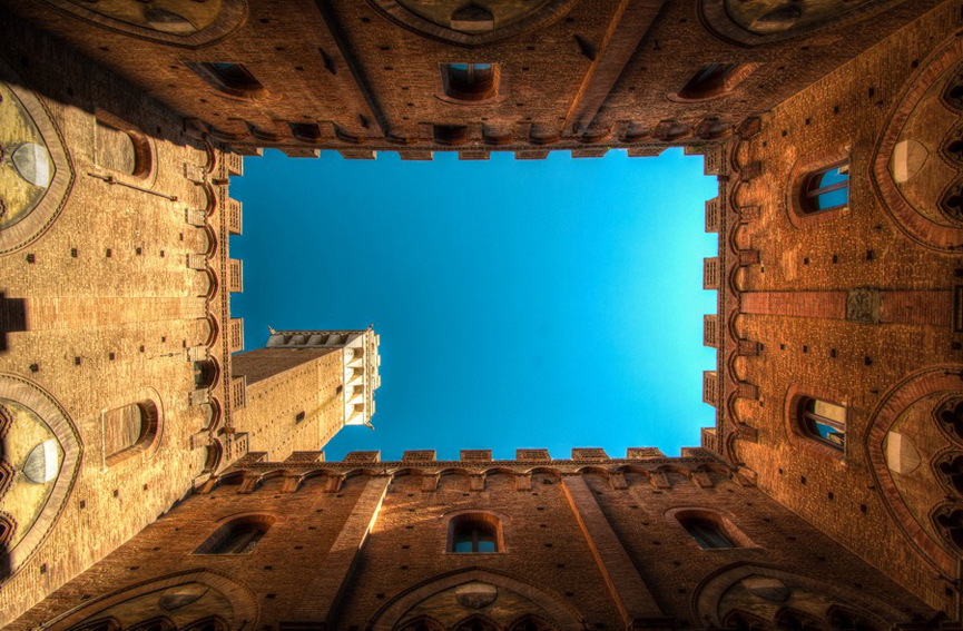 En la base de la Torre medieval del Mangia en Siena, Italia. Tony Frodsham