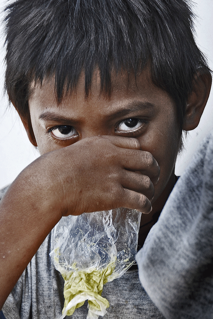 Niño esnifando pegamento. Mio Cade