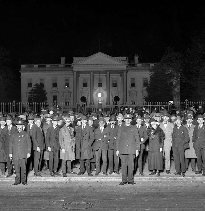 Una multitud se agolpa, durante la noche de elecciones, en la Casa Blanca. Washington, 1920. Herbert A. French, Librería del Congreso