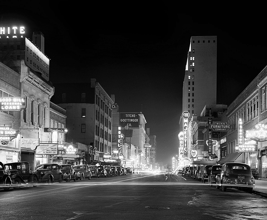 Vista nocturna del centro de Dallas, Texas, en enero de 1942. Arthur Rothstein, Librería del Congreso