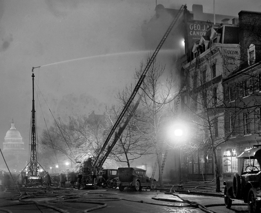 Incendio en la compañía de dulces y golosinas George J. Mueller Candy. Washington, 1925.. Herbert A. French, Librería del Congreso