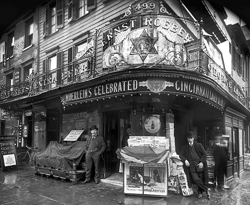 Ernest Roeber, a la izquierda, en la puerta de su salón de Manhattan, en 1908. George Grantham Bain Collection, Librería del Congreso